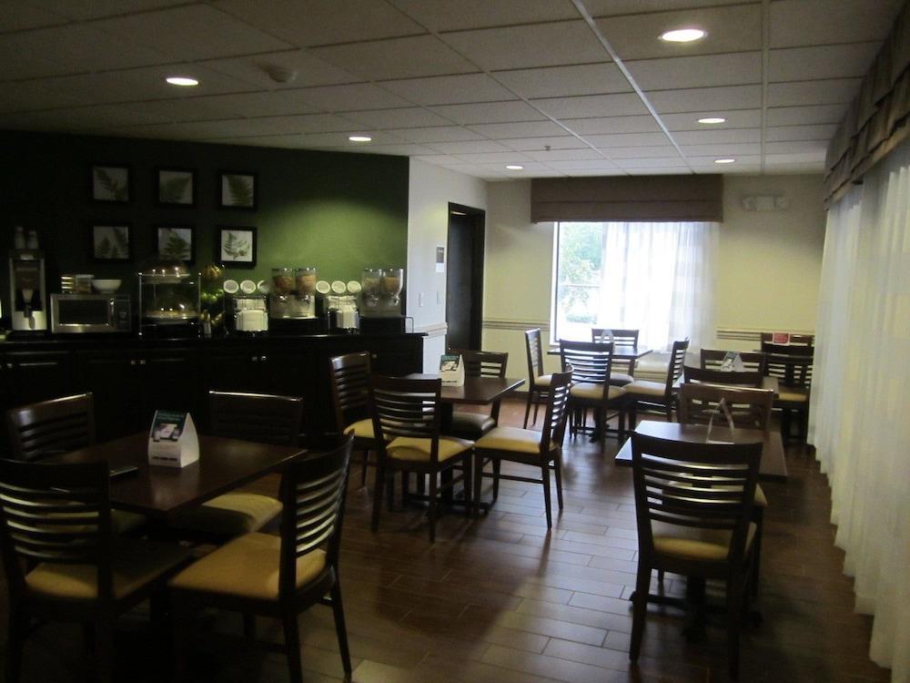 Clarion Pointe Albemarle Hotel Екстериор снимка