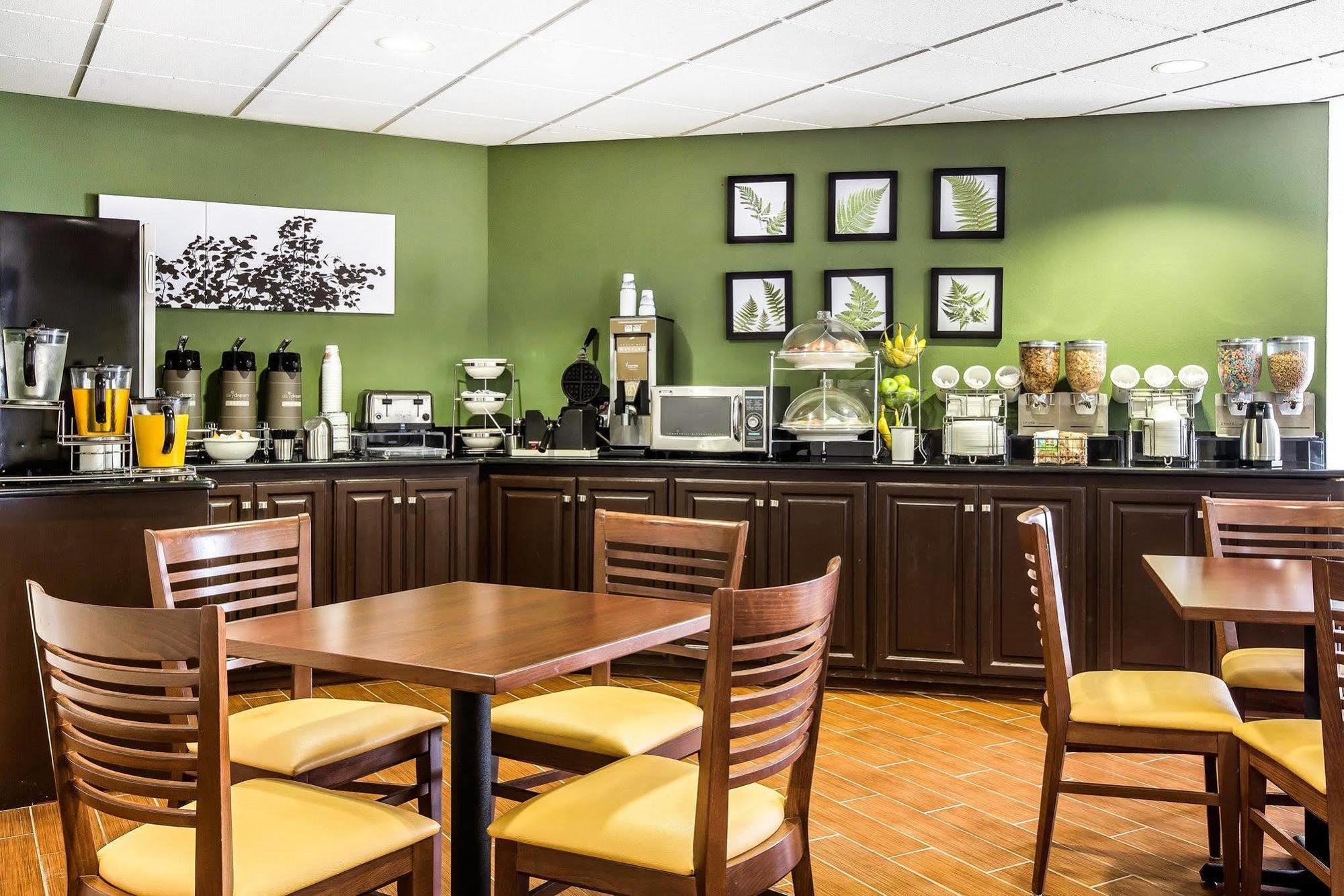 Clarion Pointe Albemarle Hotel Екстериор снимка